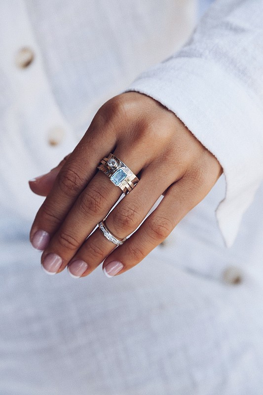 03-00-0317 Кольцо-механизм с прямоугольным голубым и круглым белым топазами (Ag 925)