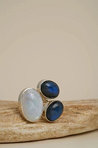 03-00-0213 Кольцо-леденец с лунным камнем и лабрадоритами (25*18мм) (Ag 925)-1