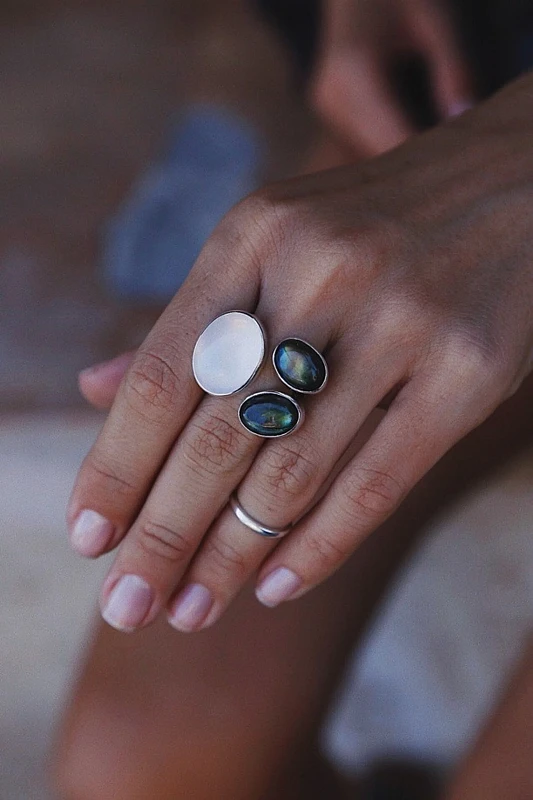 03-00-0206 Кольцо-леденец с розовым кварцем и лабрадоритами(25*18мм) кабошон (Ag 925)