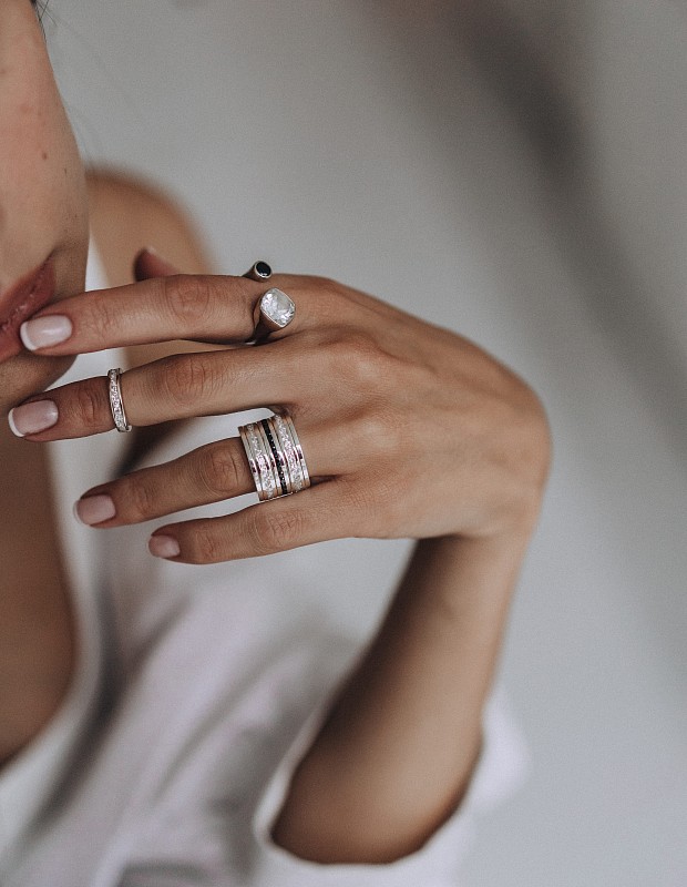 03-00-0566 Кольцо несмыкающееся с белым топазом(ромб) и чёрным цирконом (Ag 925)