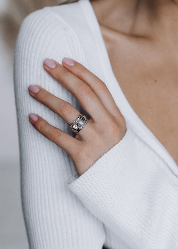 03-00-0355 Кольцо-механизм с серым лунным камнем и белым топазом (Ag 925)