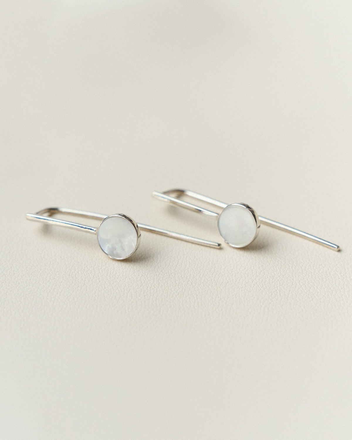 04-00-0059 Серьги белый перламутр круг прямоугольная дужка (Ag 925)-2