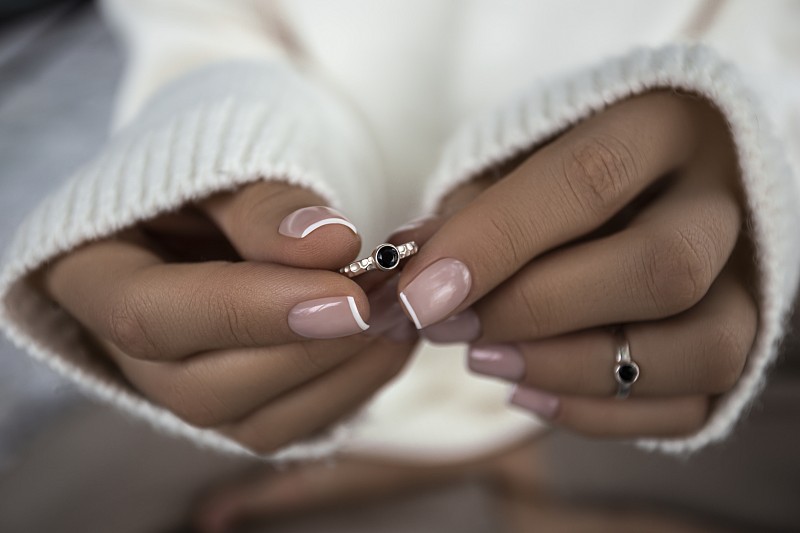 03-00-0493 Кольцо на фалангу с круглым чёрным цирконом (мятое) (Ag 925)