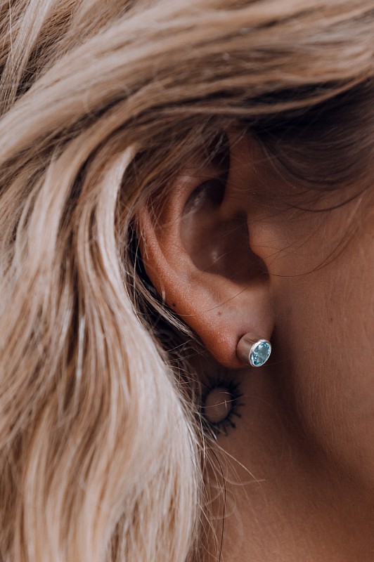 04-00-0318 Гвоздики с круглым топазом Sky (фасет) (Ag 925)