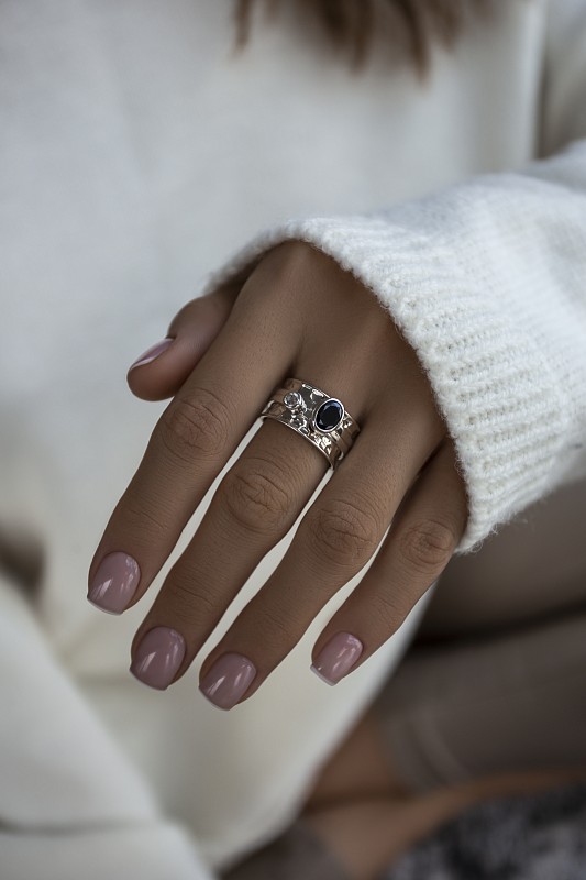 03-00-0307 Кольцо-механизм с овальной чёрной шпинелью фасет и белым топазом (Ag 925)